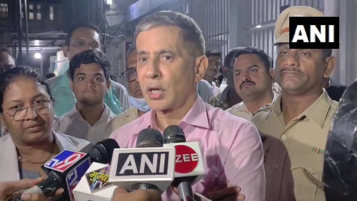 मुंबई में आंधी से तबाही, 100 फीट लम्बा होर्डिंग गिरा, 8 की मौत, 50 से अधिक घायल