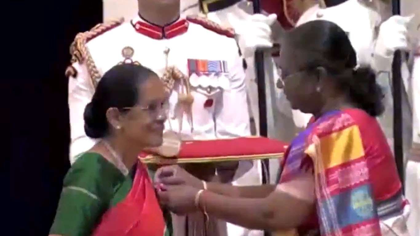 राष्ट्रपति ने वैजयंतीमाला और चिरंजीवी सहित इन हस्तियों को पद्म पुरस्कार से किया सम्मानित